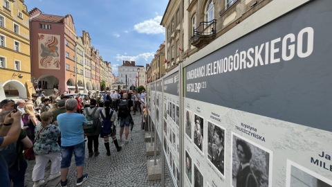 Jelenia Góra jest biało-czerwona. Mieszkańcy na Rynku wspólnie świętują Dzień Flagi [ZDJĘCIA] - 3