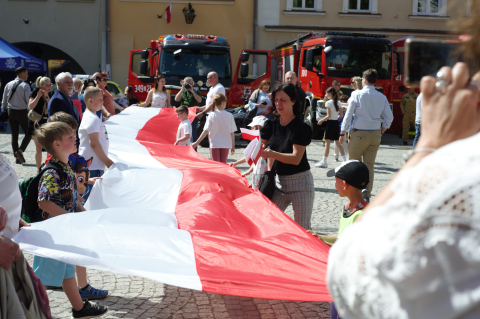 Jelenia Góra jest biało-czerwona. Mieszkańcy na Rynku wspólnie świętują Dzień Flagi [ZDJĘCIA] - 6