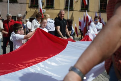 Jelenia G&oacute;ra jest biało-czerwona. Mieszkańcy na Rynku wsp&oacute;lnie świętują Dzień Flagi