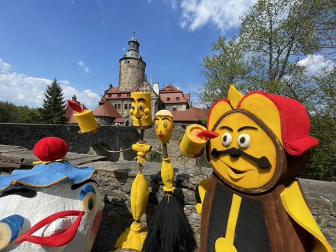 Bohaterowie i księżniczki opanowali zamek Czocha. Bajkowa majówka przyciąga tłumy - 0