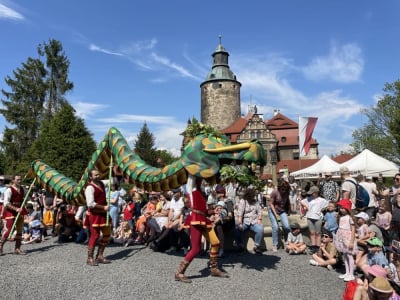 Bohaterowie i księżniczki opanowali zamek Czocha. Bajkowa maj&oacute;wka przyciąga tłumy