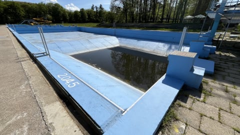 Jelenia Góra: Są środki na remont basenu przy Sudeckiej. Obecnie pływalnia straszy i odrzuca [ZDJĘCIA] - 9