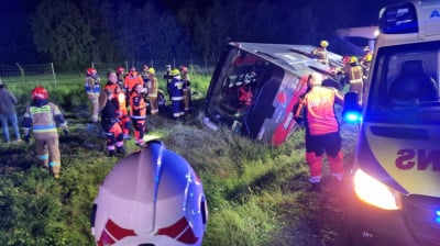 Wypadek autokaru z amerykańskimi żołnierzami na A4. Na miejscu było 17 zastęp&oacute;w straży