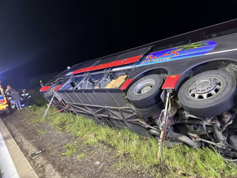 Wypadek autokaru z amerykańskimi żołnierzami na A4, są ranni! Na miejscu siedemnaście zastępów straży oraz śmigłowiec - 9