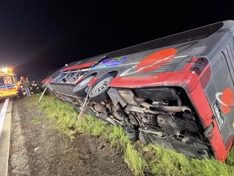 Wypadek autokaru z amerykańskimi żołnierzami na A4, są ranni! Na miejscu siedemnaście zastępów straży oraz śmigłowiec - 10