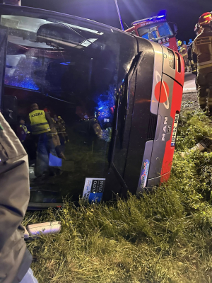 Wypadek autokaru z amerykańskimi żołnierzami na A4, są ranni! Na miejscu siedemnaście zastępów straży oraz śmigłowiec - 11