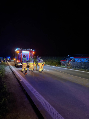 Wypadek autokaru z amerykańskimi żołnierzami na A4, są ranni! Na miejscu siedemnaście zastępów straży oraz śmigłowiec - 3