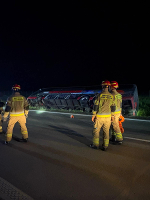 Wypadek autokaru z amerykańskimi żołnierzami na A4, są ranni! Na miejscu siedemnaście zastępów straży oraz śmigłowiec - 4