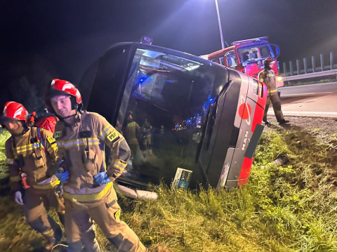 Wypadek autokaru z amerykańskimi żołnierzami na A4, są ranni! Na miejscu siedemnaście zastępów straży oraz śmigłowiec - 6