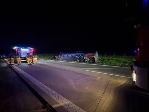 Wypadek autokaru z amerykańskimi żołnierzami na A4, są ranni! Na miejscu siedemnaście zastępów straży oraz śmigłowiec - 7