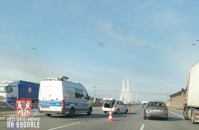 Blisko 10 kilometr&oacute;w zatoru na AOW. Bus zderzył się z pojazdem osobowym