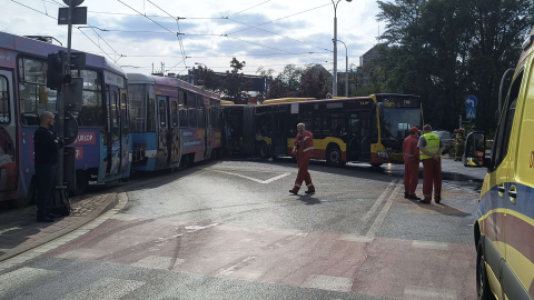 Zderzenie autobusu z tramwajem we Wrocławiu! Straż Pożarna: 13 osób poszkodowanych. Ogromne korki w mieście [WIDEO] - 0