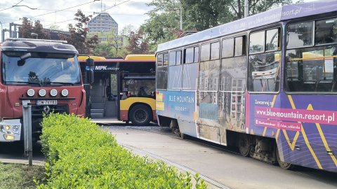 Zderzenie autobusu z tramwajem we Wrocławiu! Straż Pożarna: 13 osób poszkodowanych. Ogromne korki w mieście [WIDEO] - 1