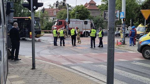 Zderzenie autobusu z tramwajem we Wrocławiu! Straż Pożarna: 13 osób poszkodowanych. Ogromne korki w mieście [WIDEO] - 2