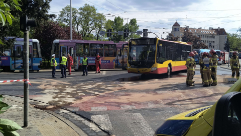Zderzenie autobusu z tramwajem we Wrocławiu! Straż Pożarna: 13 osób poszkodowanych. Ogromne korki w mieście [WIDEO] - 4