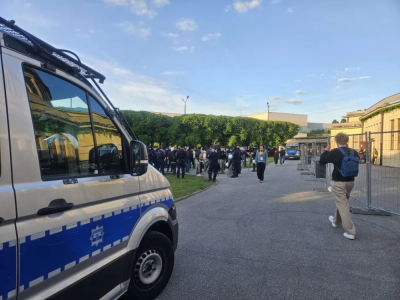 Kibice G&oacute;rnika Wałbrzych przyjechali do Wrocławia. Policja odgrodziła ich od fan&oacute;w Śląska