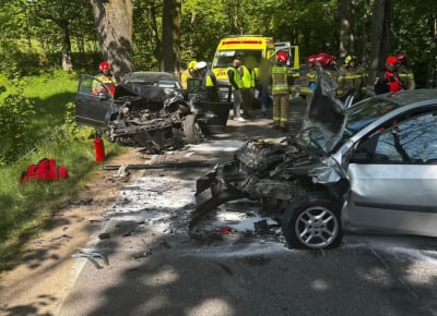 Wypadek w G&oacute;rach Złotych. Czołowe zderzenie dw&oacute;ch pojazd&oacute;w, jedna osoba nie żyje, pięć trafiło do szpitali
