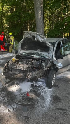 Wypadek w Górach Złotych. Czołowe zderzenie dwóch pojazdów, jedna osoba nie żyje, pięć trafiło do szpitali [ZDJĘCIA] - 1