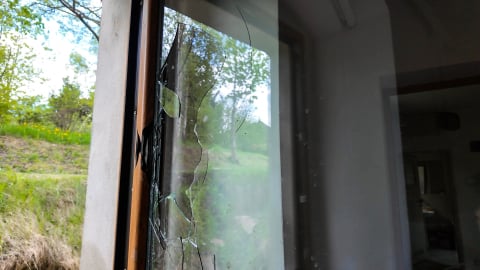 "Nie dam się zastraszyć". Podpalenie i wybite szyby u sołtys Starej Morawy. Chodzi o zbiorniki przeciwpowodziowe? - 0
