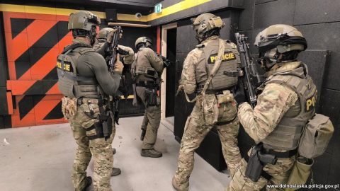 Wrocławscy kontrterroryści wraz ze Słowakami oraz Czechami doskonalą swoje umiejętności szturmowe [ZDJĘCIA] - 4