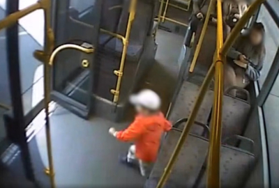 4-latek wieczorem sam jechał autobusem. Pom&oacute;gł mu dopiero kierowca MPK [WIDEO]
