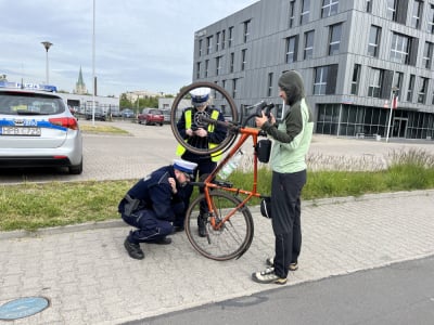 Policjanci kontrolowali cyklist&oacute;w we Wrocławiu. Złodziei rower&oacute;w jest coraz więcej