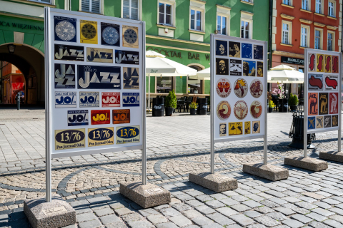 Te przypinki ubarwiały stroje w PRL-u. Wrocław świętuje urodziny Eugeniusza Geta-Stankiewicza wystawą w Rynku - 0