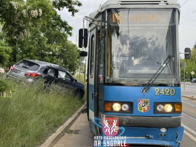 Samoch&oacute;d wjechał pod tramwaj prowadzony przez kursanta. Groźne zdarzenie we Wrocławiu