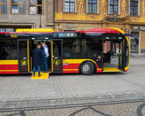 SOR-em przez Wrocław. Autobusy nowej marki już kursują po mieście [WIDEO] - 0