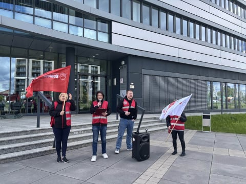 Protest pod wrocławską siedzibą Kauflandu. Trwa spór o społecznego inspektora pracy w firmie - 1
