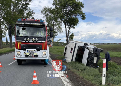 Utrudnienia na drodze krajowej numer 8. Jeden z pojazd&oacute;w wypadł z drogi