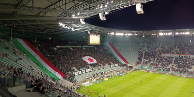 "Pogrzeb" ekstraklasy we Wrocławiu. Kibice na ostatni mecz przyszli ubrani na czarno - 1