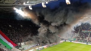 "Pogrzeb" ekstraklasy we Wrocławiu. Kibice na ostatni mecz przyszli ubrani na czarno