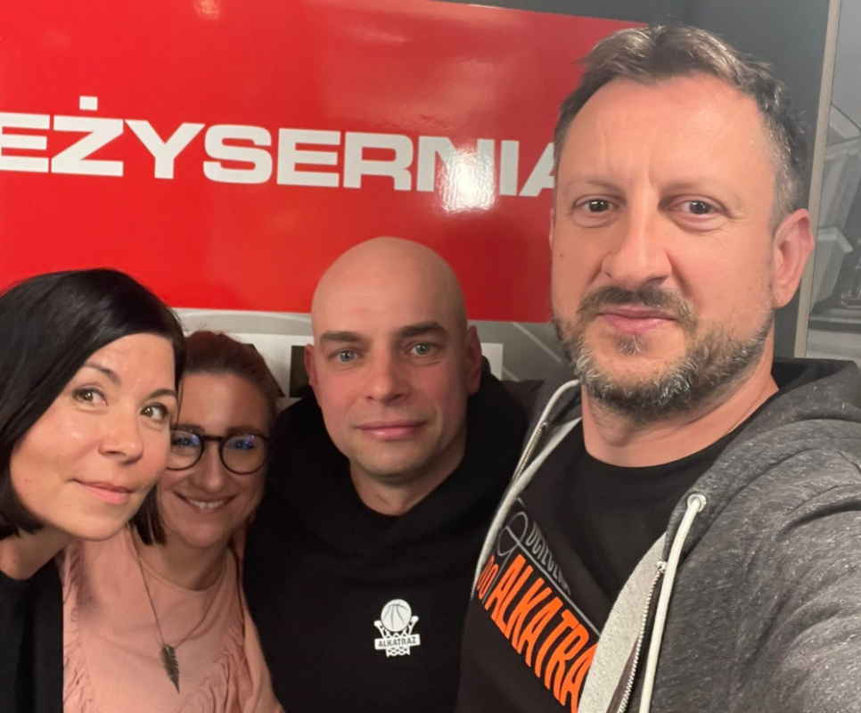 Chwalimy swoje: "Ucieczka do Alkatraz" - dokument o wałbrzyskim street baskecie – Twórcy i bohaterowie filmu "Ucieczka do Alkatraz" byli gośćmi audycji Chwalimy swoje. Fot. RW