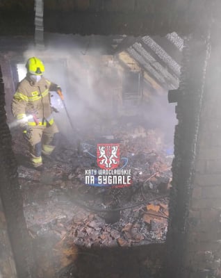Dom spłonął po wybuchu butli z gazem. Jedna z poszkodowanych osób ma poparzone 90% ciała - 0