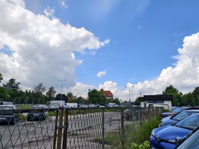 Mieszkańcy Legnicy są podzieleni. Chodzi o likwidację płatnych parking&oacute;w strzeżonych. Co miasto zaoferuje w zamian?