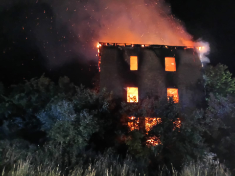 Nocny pożar w powiecie oławskim. Płonął budynek dawnego młyna na krańcu wsi - 0