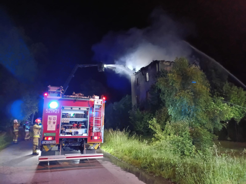 Nocny pożar w powiecie oławskim. Płonął budynek dawnego młyna na krańcu wsi - 3