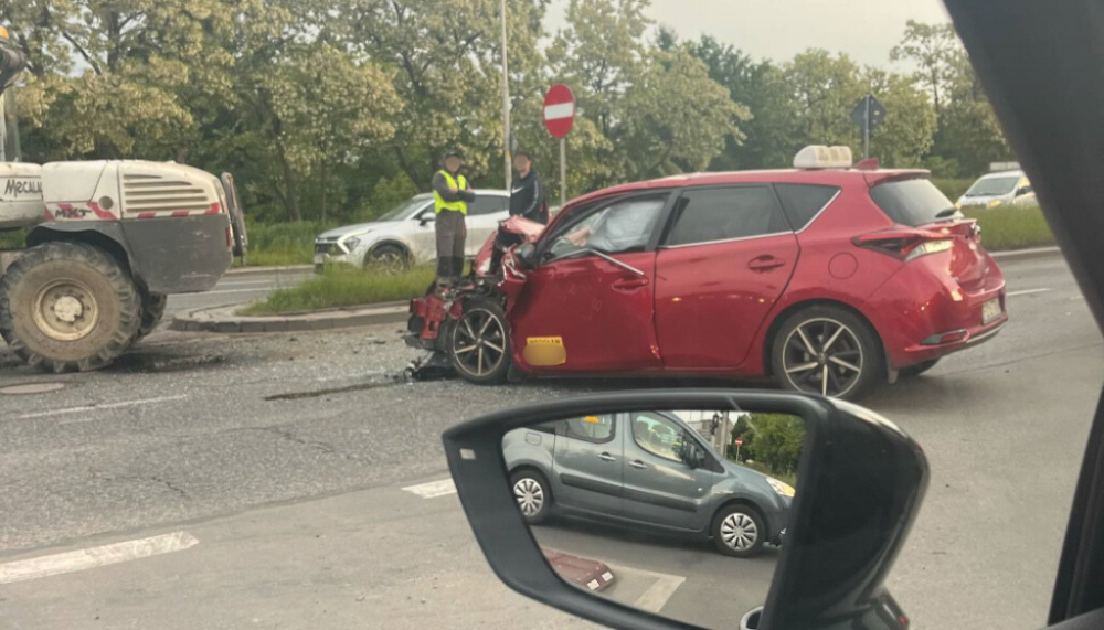 Taksówka zderzyła się z koparką we Wrocławiu. Spore utrudnienia na alei Armii Krajowej - Zderzenie na alei Armii Krajowej we Wrocławiu. Fot. Paweł Pyrda
