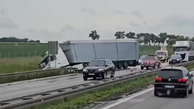 Długi korek na autostradzie A4 pod Wrocławiem. Ciężar&oacute;wka wpadła do rowu