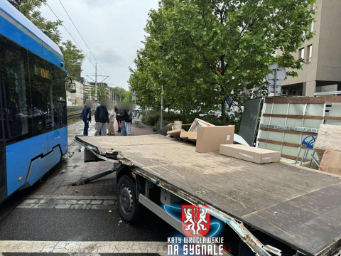 Wrocław: Kolizja na Pułaskiego! Tramwaj zderzył się z samochodem dostawczym [ZDJĘCIA] - 0