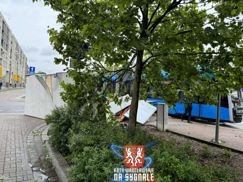Wrocław: Kolizja na Pułaskiego! Tramwaj zderzył się z samochodem dostawczym [ZDJĘCIA] - 1
