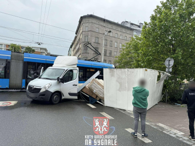 Wrocław: Kolizja na Pułaskiego! Tramwaj zderzył się z samochodem dostawczym