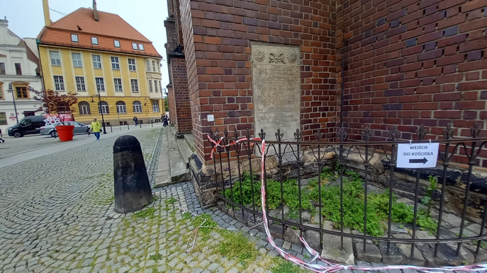 Centymetry dzieliły od tragedii. Fragment fasady najstarszej legnickiej świątyni spadł na chodnik – W kościele Najświętszej Marii Panny doszło do poważnego odspojenia, które może zagrażać przechodzącym przechodniom. Fot: Andrzej Andrzejewski / Radio Wrocław