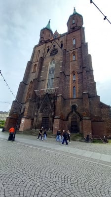 Centymetry dzieliły od tragedii. Fragment fasady najstarszej legnickiej świątyni spadł na chodnik - 0