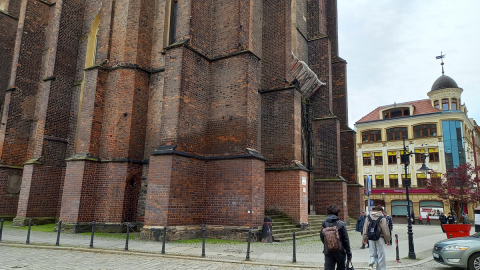 Centymetry dzieliły od tragedii. Fragment fasady najstarszej legnickiej świątyni spadł na chodnik - 1