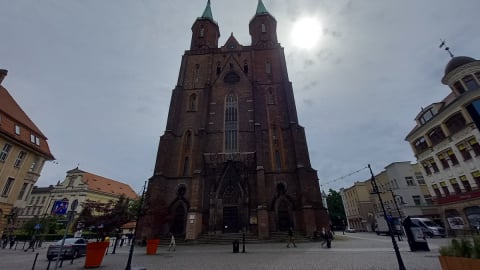 Centymetry dzieliły od tragedii. Fragment fasady najstarszej legnickiej świątyni spadł na chodnik - 2