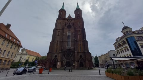 Centymetry dzieliły od tragedii. Fragment fasady najstarszej legnickiej świątyni spadł na chodnik - 3