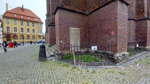 Centymetry dzieliły od tragedii. Fragment fasady najstarszej legnickiej świątyni spadł na chodnik - 4