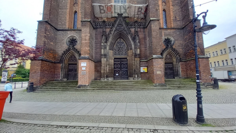 Centymetry dzieliły od tragedii. Fragment fasady najstarszej legnickiej świątyni spadł na chodnik - 5